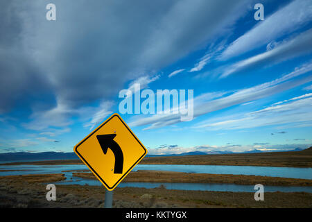 Signe de route et de la rivière La Leona, Patagonie, Argentine, Amérique du Sud