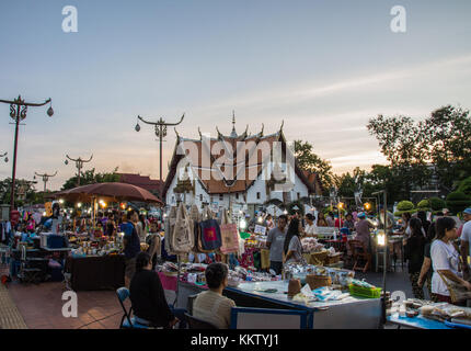 Nan walking street qui ont le nord de l'alimentation et de souvenirs près de wat phumin nan en Thaïlande Banque D'Images