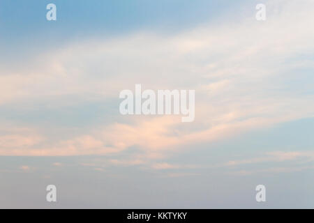 Ciel bleu avec des nuages doux, vaste blue Cloudy sky au coucher du soleil ( peut être utilisé comme arrière-plan) Banque D'Images