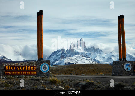 Mont Fitz Roy, et entrée au Parque Nacional Los Glaciares (zone du patrimoine mondial), Patagonie, Argentine, Amérique du Sud Banque D'Images