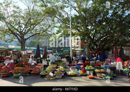 Scène étonnante de fruits au marché de cho lon, le Vietnam au début de matinée, une corbeille de fruits colorés montrent au marché de plein air, bondée et rue animée Banque D'Images