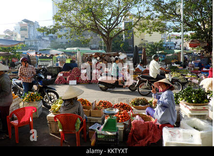 Beaux fruits marché à cho lon, le Vietnam au début de matinée, une corbeille de fruits colorés montrent au marché de plein air, friendly saleswoman with smiling face Banque D'Images