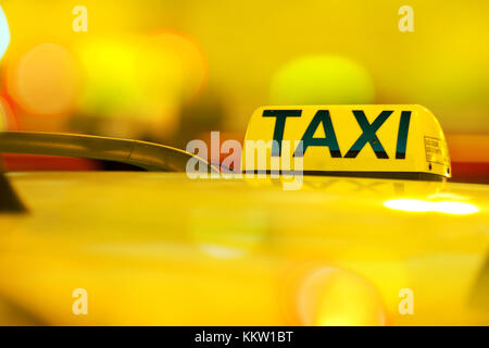 Transports et transport - les taxis jaunes à Prague, République tchèque - la nuit photo Banque D'Images