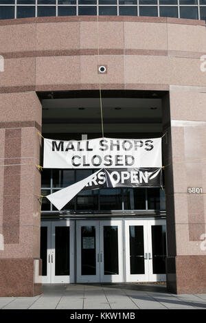 Une banderole "tous les magasins fermés" en dehors de la maintenant fermée Landmark Mall à Alexandria, en Virginie le 26 novembre 2017. Banque D'Images