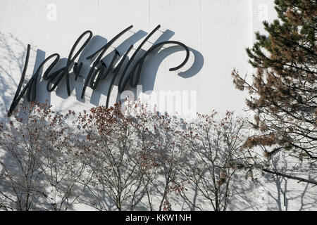 Un logo à l'extérieur d'un magasin Lord & Taylor à Fairfax, Virginie, le 26 novembre 2017. Banque D'Images