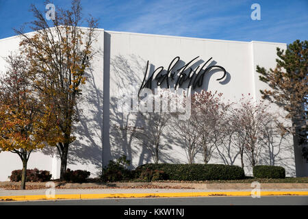 Un logo à l'extérieur d'un magasin Lord & Taylor à Fairfax, Virginie, le 26 novembre 2017. Banque D'Images