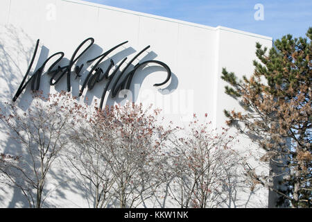 Un logo à l'extérieur d'un magasin Lord & Taylor à Fairfax, Virginie, le 26 novembre 2017. Banque D'Images