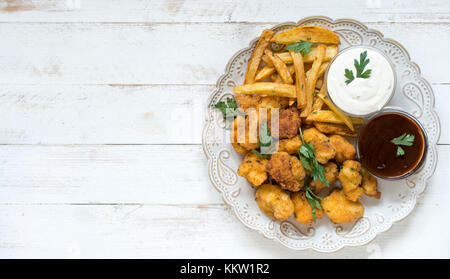 Servi plaque avec Fried Chicken Nuggets et frites,espace blanc sur le côté gauche Banque D'Images