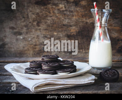 Moelleux au chocolat, cookies et bouteille de lait sur fond de bois et de l'espace vide Banque D'Images