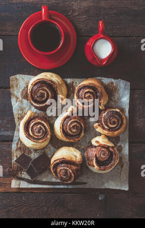 Pâtisserie danoise doux farci au chocolat et tasse de café d'en haut sur fond de bois Banque D'Images