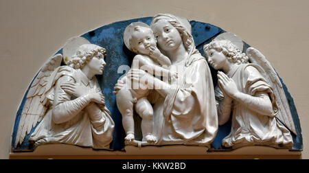 Lunette avec la Vierge et l'enfant et anges 1489 Andrea della Robbia. Florence Italie italien ( Andrea della Robbia 1435 - 1525 était un sculpteur italien de la Renaissance, en particulier dans la céramique. ) Banque D'Images