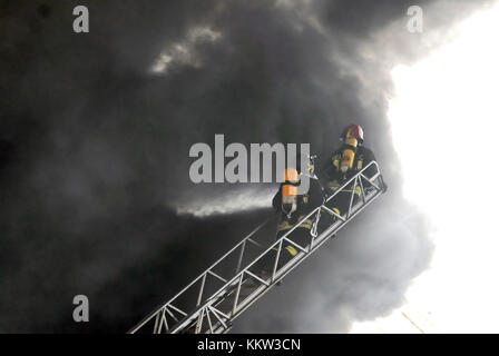 Milan (Italie), l'intervention des pompiers sur un incendie Banque D'Images