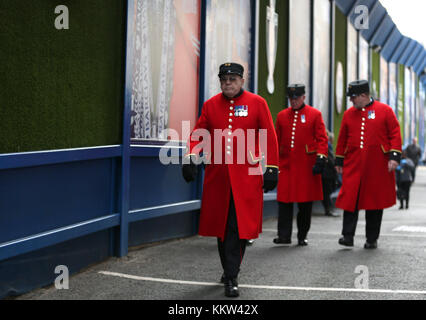 Chelsea retraités arrivent pour la Premier League match à Stamford Bridge, Londres. ASSOCIATION DE PRESSE Photo Photo date : Samedi 2 décembre 2017. Voir l'ACTIVITÉ DE SOCCER Histoire de Londres. Crédit photo doit se lire : Steven Paston/PA Wire. Restrictions : EDITORIAL N'utilisez que pas d'utilisation non autorisée avec l'audio, vidéo, données, listes de luminaire, club ou la Ligue de logos ou services 'live'. En ligne De-match utilisation limitée à 75 images, aucune émulation. Aucune utilisation de pari, de jeux ou d'un club ou la ligue/dvd publications. Banque D'Images