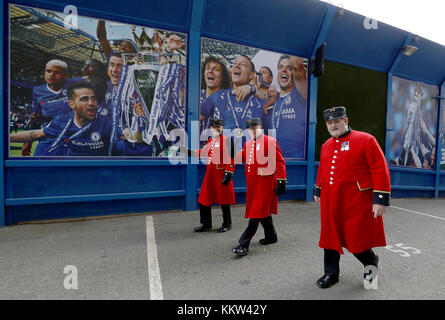 Chelsea retraités arrivent pour la Premier League match à Stamford Bridge, Londres. ASSOCIATION DE PRESSE Photo Photo date : Samedi 2 décembre 2017. Voir l'ACTIVITÉ DE SOCCER Histoire de Londres. Crédit photo doit se lire : Steven Paston/PA Wire. Restrictions : EDITORIAL N'utilisez que pas d'utilisation non autorisée avec l'audio, vidéo, données, listes de luminaire, club ou la Ligue de logos ou services 'live'. En ligne De-match utilisation limitée à 75 images, aucune émulation. Aucune utilisation de pari, de jeux ou d'un club ou la ligue/dvd publications. Banque D'Images