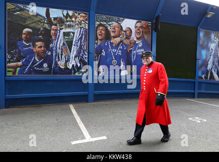 Chelsea retraités arrivent pour la Premier League match à Stamford Bridge, Londres. ASSOCIATION DE PRESSE Photo Photo date : Samedi 2 décembre 2017. Voir l'ACTIVITÉ DE SOCCER Histoire de Londres. Crédit photo doit se lire : Steven Paston/PA Wire. Restrictions : EDITORIAL N'utilisez que pas d'utilisation non autorisée avec l'audio, vidéo, données, listes de luminaire, club ou la Ligue de logos ou services 'live'. En ligne De-match utilisation limitée à 75 images, aucune émulation. Aucune utilisation de pari, de jeux ou d'un club ou la ligue/dvd publications. Banque D'Images