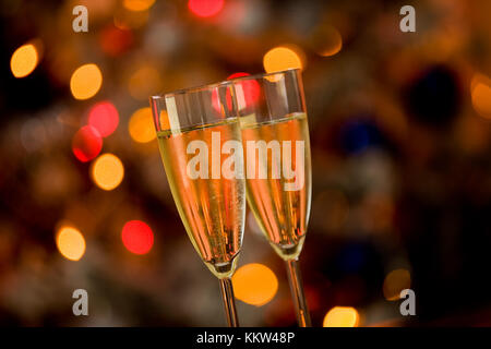 Photo de deux verres sur la table en verre champagner avec arrière-plan flou Banque D'Images