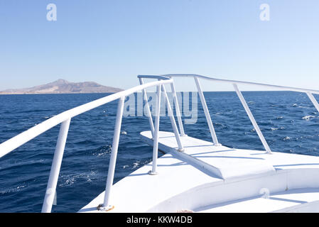 Nez du yach contre blue sea Banque D'Images