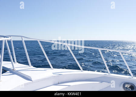 Nez du yach contre blue sea Banque D'Images