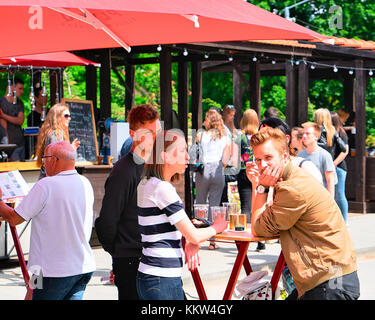 Vilnius, Lituanie - 9 juin 2017 : les personnes qui boivent de la bière au coin cuisine food festival à Vilnius, Lituanie. Banque D'Images