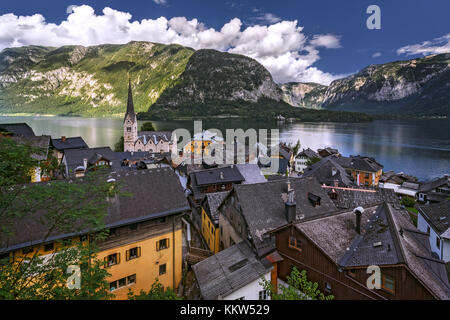 Belle vue de la célèbre ville au bord du lac de hallstatt dans les Alpes autrichiennes Banque D'Images