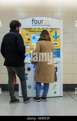 Un Fourex Monde libre-service de change d'argent la machine à Blackfriars Station, London, UK Banque D'Images