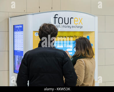 Un Fourex Monde libre-service de change d'argent la machine à Blackfriars Station, London, UK Banque D'Images