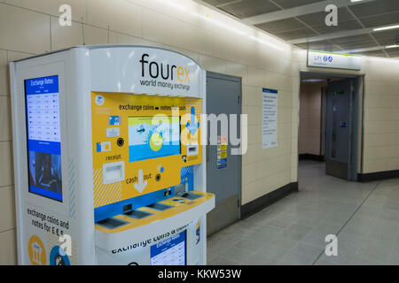 Un Fourex Monde libre-service de change d'argent la machine à Blackfriars Station, London, UK Banque D'Images