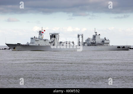 Rotterdam - jan 30, 2015 : type 903 de la marine chinoise ravitailleur (890) quitter le port de Rotterdam après la première visite jamais de la marine chinoise Banque D'Images