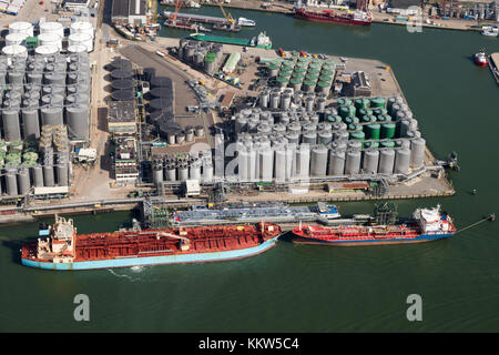 Vue aérienne d'un terminal de pétrole et de conteneurs avec des navires amarrés dans le port de Rotterdam. Banque D'Images