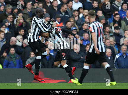 Dwight Gayle (au centre) de Newcastle United célèbre le premier but de sa partie lors du match de la Premier League à Stamford Bridge, Londres. ASSOCIATION DE PRESSE photo Date: Samedi 2 décembre 2017. Voir PA Story FOOTBALL Londres. Le crédit photo devrait se lire: Steven Paston/PA Wire. RESTICTIONS : aucune utilisation avec des fichiers audio, vidéo, données, listes de présentoirs, logos de clubs/ligue ou services « en direct » non autorisés. Utilisation en ligne limitée à 75 images, pas d'émulation vidéo. Aucune utilisation dans les Paris, les jeux ou les publications de club/ligue/joueur unique. Banque D'Images