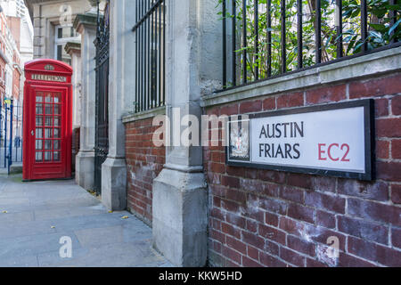 Une boîte de téléphone rouge et plaque de rue sur Austin Friars dans la ville de London, EC2, UK Banque D'Images