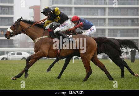 Évasion élégante monté par Harry Cobden entraîner Corton noir monté par Bryony Frost avant de gagner le Ladbrokes John Francombe Novices' Steeple Chase course pendant deux jours de l'hiver Le Ladbrokes Carnival à Newbury. Banque D'Images