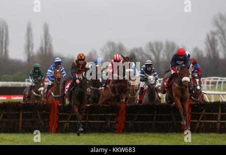 Protection ancienne montée par Bryony Gel (bouchon rouge) laisse le champ sur un vol tôt le matin avant d'aller sur de gagner le Ladbrokes Handicap Course de Haies exécuté lors de la deuxième journée du Carnaval de la Ladbrokes à Newbury. Banque D'Images