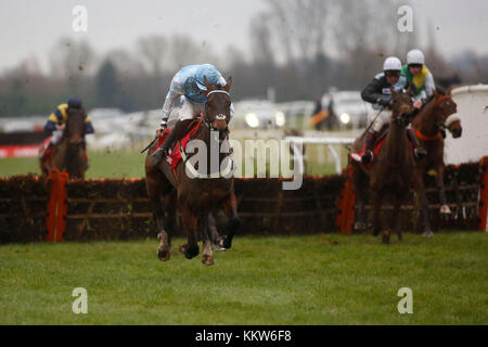 Haut Pont monté par Alex Ferguson effacer le dernier vol avant de gagner la course de haies intermédiaire Ladbrokes exécuté lors de la deuxième journée du Carnaval de la Ladbrokes à Newbury. Banque D'Images