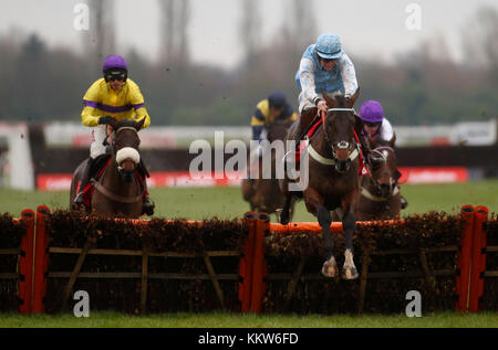 Haut Pont monté Alex Ferguson effacer le dernier vol avant de gagner la course de haies intermédiaire Ladbrokes exécuté lors de la deuxième journée du Carnaval de la Ladbrokes à Newbury. Banque D'Images