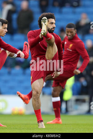 Mohamed Salah de Liverpool s'échauffe avant le match de la Premier League au stade AMEX de Brighton. ASSOCIATION DE PRESSE photo Date: Samedi 2 décembre 2017. Voir PA Story FOOTBALL Brighton. Le crédit photo devrait se lire comme suit : Gareth Fuller/PA Wire. RESTRICTIONS : aucune utilisation avec des fichiers audio, vidéo, données, listes de présentoirs, logos de clubs/ligue ou services « en direct » non autorisés. Utilisation en ligne limitée à 75 images, pas d'émulation vidéo. Aucune utilisation dans les Paris, les jeux ou les publications de club/ligue/joueur unique. Banque D'Images