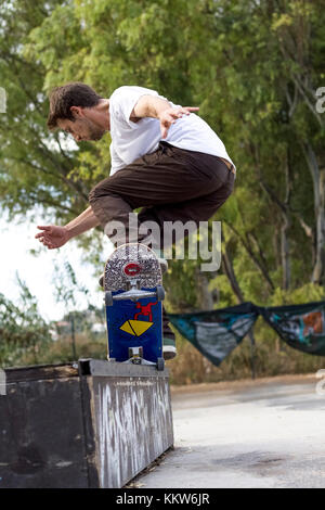 Imperia, im, ligurie, italie - le 12 septembre 2013 : un jeune garçon sautant sur la planche à roulettes dans un skatepark durant une compétition sportive de la ville de impe Banque D'Images