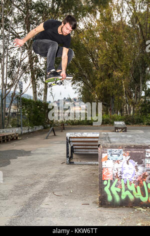 Imperia, im, ligurie, italie - 14 mars 2015 : un jeune garçon sautant sur la planche à roulettes dans un skatepark durant une compétition sportive de la ville d'Imperia. Banque D'Images