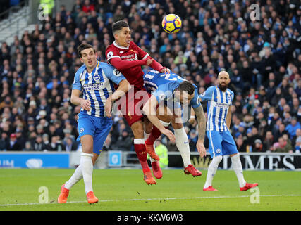 Roberto Firmino de Liverpool (au centre) lutte pour le ballon avec Lewis Dunk de Brighton & Hove Albion (à gauche) et Shane Duffy lors du match de la Premier League au stade AMEX de Brighton. ASSOCIATION DE PRESSE photo Date: Samedi 2 décembre 2017. Voir PA Story FOOTBALL Brighton. Le crédit photo devrait se lire comme suit : Gareth Fuller/PA Wire. RESTRICTIONS : aucune utilisation avec des fichiers audio, vidéo, données, listes de présentoirs, logos de clubs/ligue ou services « en direct » non autorisés. Utilisation en ligne limitée à 75 images, pas d'émulation vidéo. Aucune utilisation dans les Paris, les jeux ou les publications de club/ligue/joueur unique. Banque D'Images