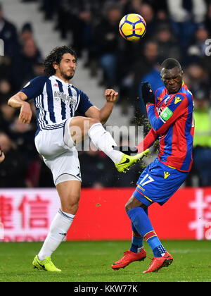 Ahmed Hegazy (à gauche) de West Bromwich Albion et Christian Benteke du Crystal Palace se battent pour le ballon lors du match de la Premier League aux Hawthorns, West Bromwich. ASSOCIATION DE PRESSE photo Date: Samedi 2 décembre 2017. Voir PA Story SOCCER WBA. Le crédit photo devrait se lire : Anthony Devlin/PA Wire. RESTRICTIONS : aucune utilisation avec des fichiers audio, vidéo, données, listes de présentoirs, logos de clubs/ligue ou services « en direct » non autorisés. Utilisation en ligne limitée à 75 images, pas d'émulation vidéo. Aucune utilisation dans les Paris, les jeux ou les publications de club/ligue/joueur unique. Banque D'Images