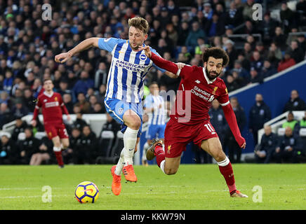 Dale Stephens de Brighton & Hove Albion (à gauche) et Mohamed Salah de Liverpool se disputent le ballon lors du match de la Premier League au stade AMEX de Brighton. ASSOCIATION DE PRESSE photo Date: Samedi 2 décembre 2017. Voir PA Story FOOTBALL Brighton. Le crédit photo devrait se lire comme suit : Gareth Fuller/PA Wire. RESTRICTIONS : aucune utilisation avec des fichiers audio, vidéo, données, listes de présentoirs, logos de clubs/ligue ou services « en direct » non autorisés. Utilisation en ligne limitée à 75 images, pas d'émulation vidéo. Aucune utilisation dans les Paris, les jeux ou les publications de club/ligue/joueur unique. Banque D'Images