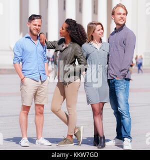 Jeunes amis composé de la fille et ses amis néerlandais de la diversité comme l'amitié et de convivialité concept Banque D'Images