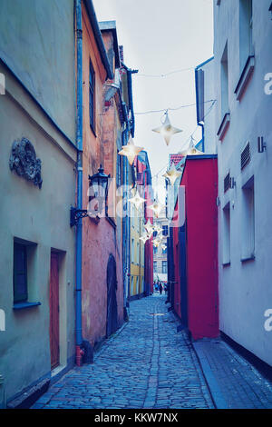 Rue illuminé avec des lanternes dans la vieille ville de Riga, Lettonie Banque D'Images