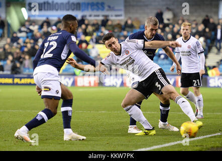 Machlon Romeo du Millwall (à gauche) et Sheffield United's Enda Stevens en action pendant le championnat match de championnat à la nouvelle Den, Londres. ASSOCIATION DE PRESSE Photo Photo date : Samedi 2 décembre 2017. Voir l'ACTIVITÉ DE SOCCER histoire Millwall. Crédit photo doit se lire : John Stillwell/PA Wire. Restrictions : EDITORIAL N'utilisez que pas d'utilisation non autorisée avec l'audio, vidéo, données, listes de luminaire, club ou la Ligue de logos ou services 'live'. En ligne De-match utilisation limitée à 75 images, aucune émulation. Aucune utilisation de pari, de jeux ou d'un club ou la ligue/dvd publications. Banque D'Images