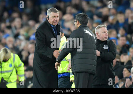 Sam Allardyce, le directeur d'Everton (à gauche) et David Wagner, le directeur de la ville de HUDDERSFIELD, se bousculer après le match de la Premier League à Goodison Park, à Liverpool. ASSOCIATION DE PRESSE photo Date: Samedi 2 décembre 2017. Voir PA Story SOCCER Everton. Le crédit photo devrait se lire comme suit : Dave Howarth/PA Wire. RESTRICTIONS : aucune utilisation avec des fichiers audio, vidéo, données, listes de présentoirs, logos de clubs/ligue ou services « en direct » non autorisés. Utilisation en ligne limitée à 75 images, pas d'émulation vidéo. Aucune utilisation dans les Paris, les jeux ou les publications de club/ligue/joueur unique. Banque D'Images