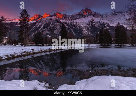 Sommets des Aiguilles de Chamonix au coucher du soleil par une froide journée d'hiver vue depuis le lac das Gaillands Banque D'Images