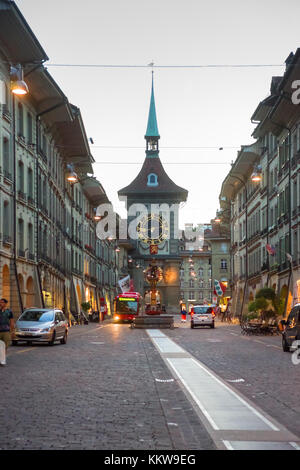 Berne, Suisse - le 21 août 2013 : tour de l'horloge zytglogge kramgasse à street dans le vieux centre-ville de Berne, Suisse. allumé tard dans la evenin Banque D'Images