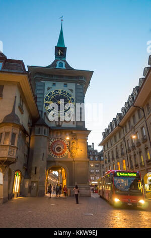 Berne, Suisse - le 21 août 2013 : tour de l'horloge zytglogge kramgasse sur street dans le vieux centre-ville de Berne, Suisse. allumé tard dans la evenin Banque D'Images