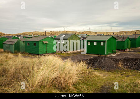 La couleur verte des huttes de pêcheurs à la Gare du Sud,Angleterre,Redcar,UK Banque D'Images