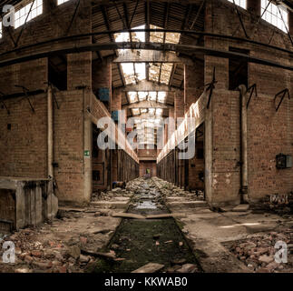 Intérieur de l'usine abandonnée, perspective centrale Banque D'Images